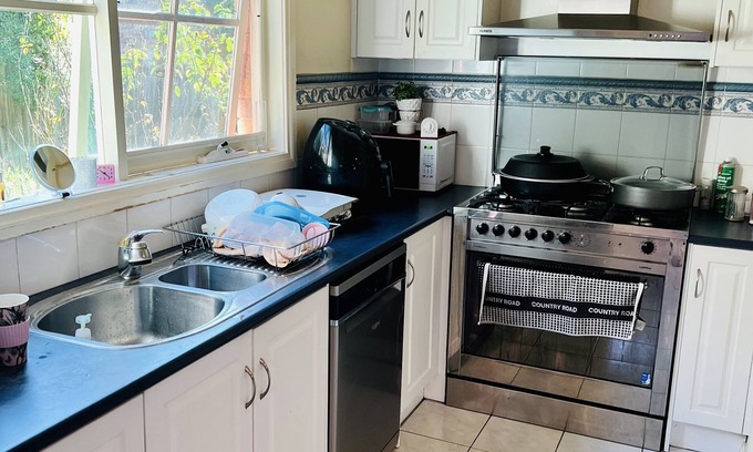 Bulleen Bed & Breakfast | Austin Hoskin and Warringal Hospital 2.5 km