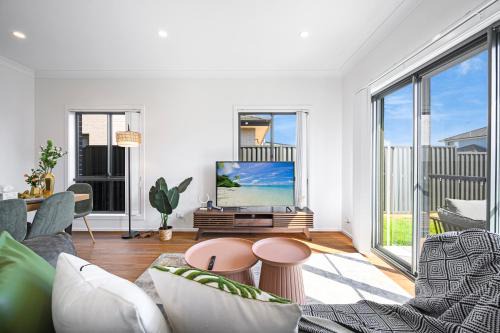 Austral Apartment | Austral 5B3B 10 Guests Near Train & Shops