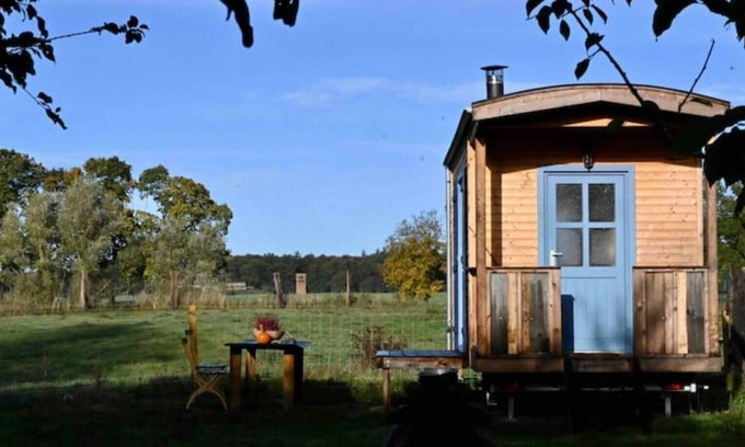 Dargun Cabin | Autarker Schäferwagen mit Kamin Ganzjährig Nutzbar