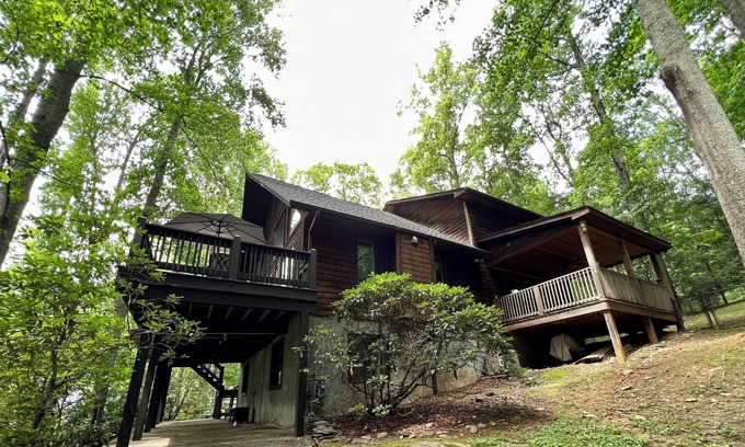 Avery Creek Cabin | Authentic A-Frame-Cabin Getaway 15 Min to Asheville, NC. Pet & Child Friendly.