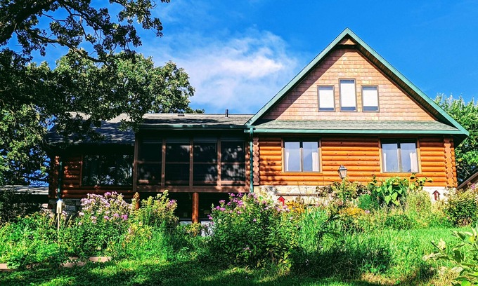 Albert Lea House | Authentic Log Home on Fountain Lake. Hot tub, Game Room, Kayaks, Canoe, Gardens,