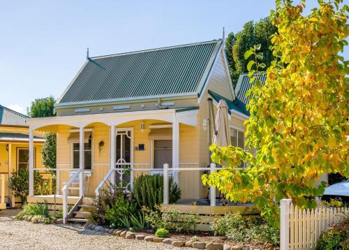 Bright House | Autumn Beauty - Country Cottage 7