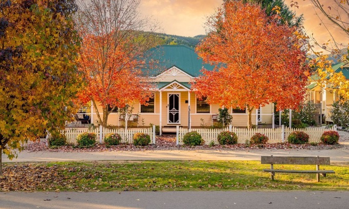 Bright Cottage | Autumn Beauty - Mountain View Cottage 3