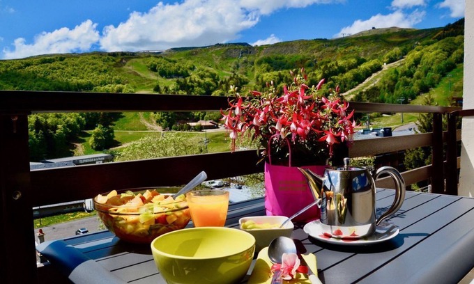 Besse-et-Saint-Anastaise Apartment | Auvergne bretagne Gite LE CARIBOU SUPER BESSE Lake swimming pool beach hiking