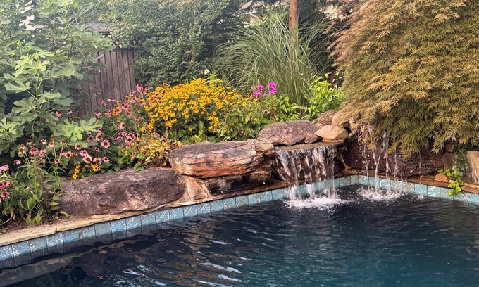 Homewood House | Available for Commissioning Week and Boat shows. Heated Pool and great backyard