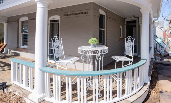 Mapleton Hill Apartment | Available from now until Aug 18th. Walk to Pearl St, Central AC