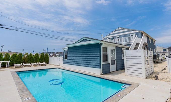 Avalon Condo | Avalon BEACH BLOCK with a POOL: 1 Bedroom