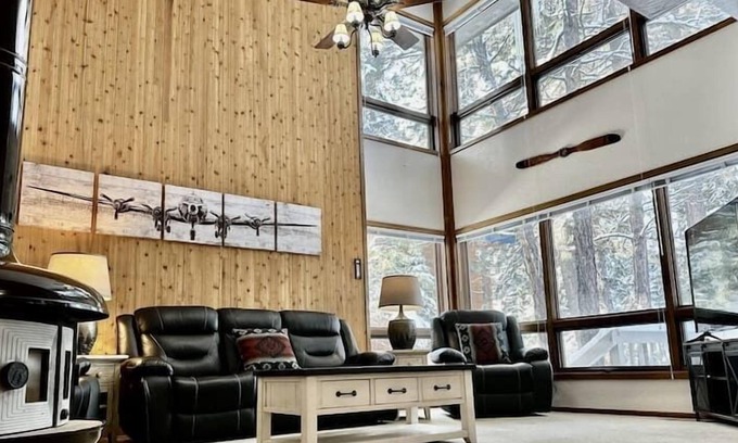 McCall Cabin | Aviators Located on the Golf Course, A/C, Ext Deck & BBQ, Aviators Albatross on the greens