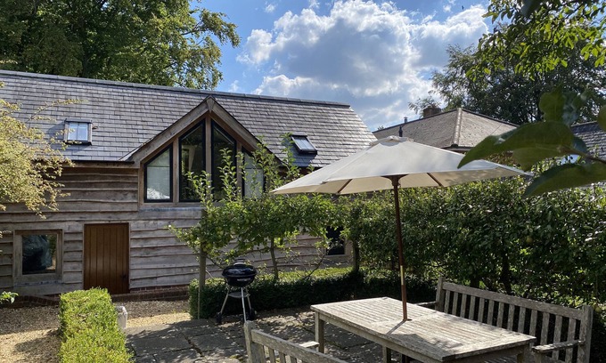 Salisbury Cottage | AVON TURN VIEW, romantic, with a garden in Alderbury