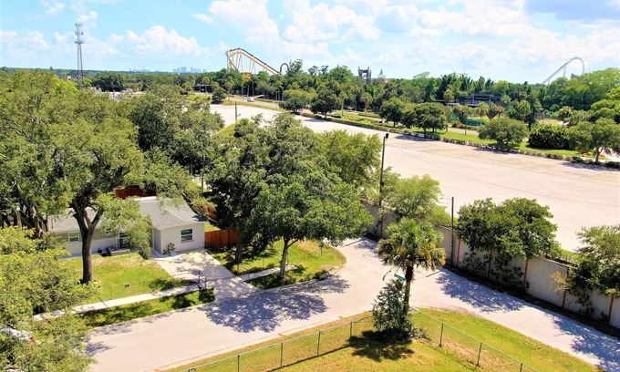 Terrace Park House | Awalk away from Busch Gardens and Adventure Island