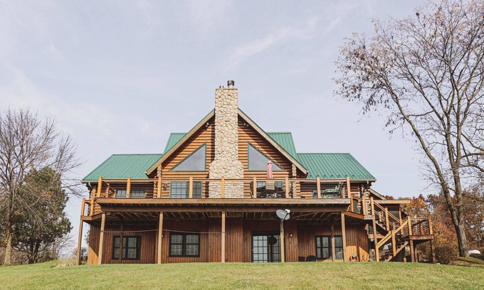 Galena Cabin | Award-winning custom log cabin. 2 min away from Chestnut Mountain ski resort