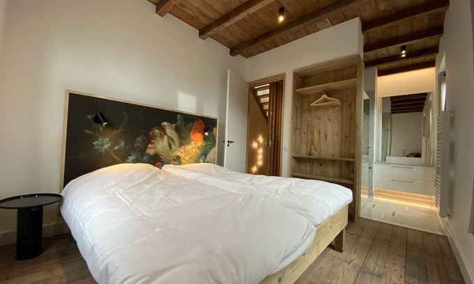 Noordwijk House | Award winning luxury ‘flowerbulb barn’ near the beach and Keukenhof (10p)