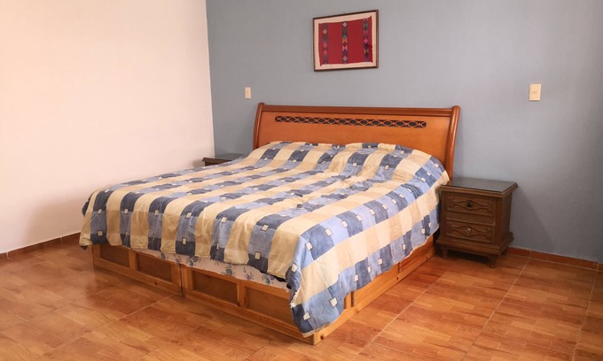 Del Cerrillo House | Awesome King Room In City Center