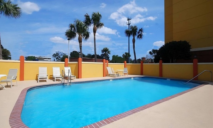 Southside Hotel | Awesome Find! 1 Chic Unit, Pool, Breakfast, Parking, Close to Attractions.