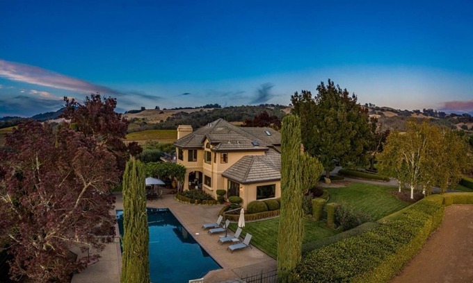 Healdsburg House | Awesome Hilltop Views, Pool, Vineyards, Olive Trees, 5 mins to Healdsburg