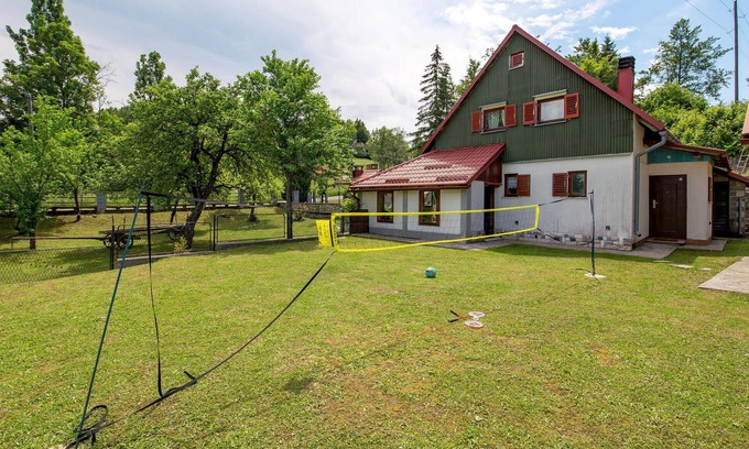 Ravna Gora House | Awesome home in Stari Laz with kitchen