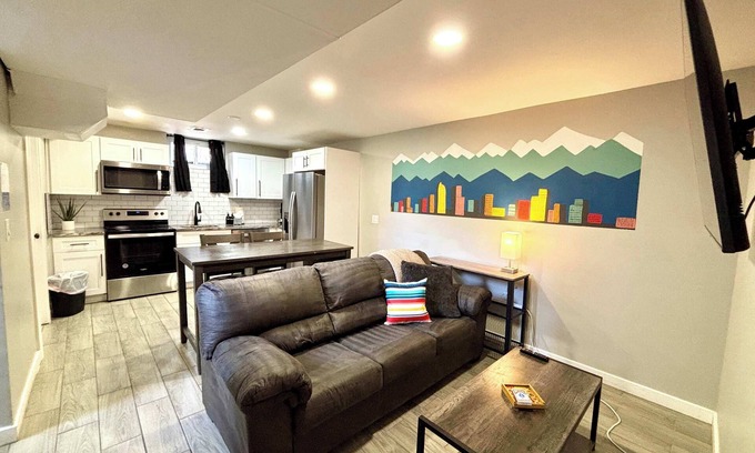 Twin Lakes House | Awesome Two King Bed Lower Close to all in Denver