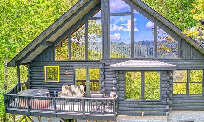 Maggie Valley Cabin | 🏔 Awesome View Cabin – Stunning Views - Hot Tub - Pet Friendly - Game Loft.