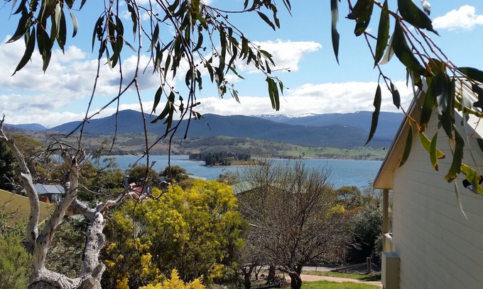 East Jindabyne House | Awesome views of Lake & Mountains, Cosy Cottage with Slow combustion wood heater