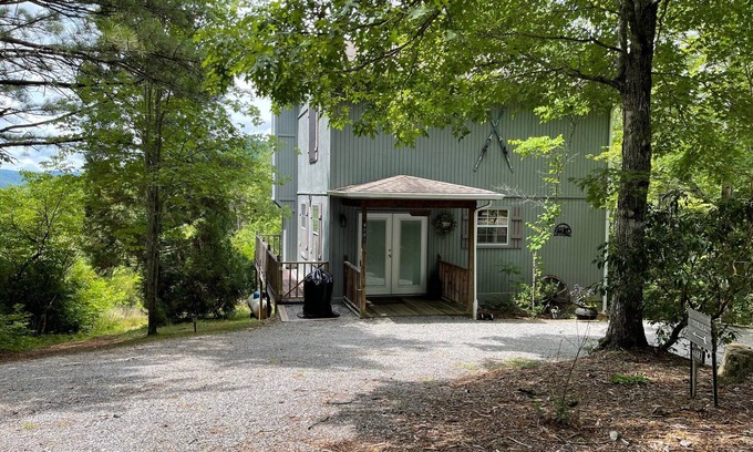 Hiawassee Cabin | Azalea Cabin - Beautiful Mountain View, Rustic Charm w/Jacuzzi & Gas Fireplace