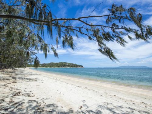 Arcadia House | Azure on Geoffrey Bay