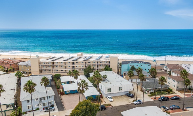 South Redondo Apartment | #B Updated 2 bed, 1 block to Beach, Esplanade, Riviera Village shopping!