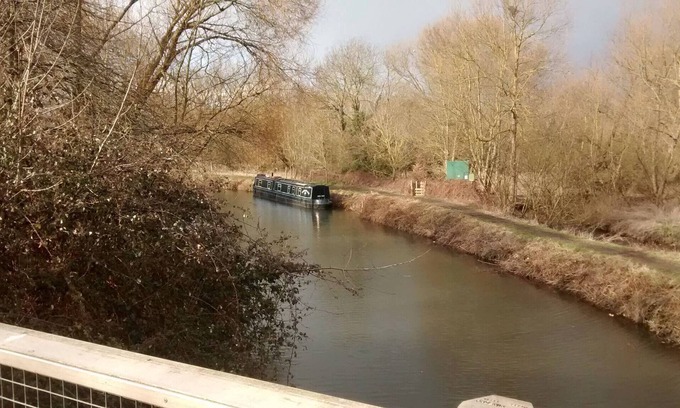 Stanstead Abbots Boat Rental | Back to basics onboard a boat