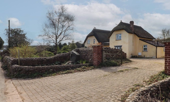 Budleigh Salterton Cottage | BADGER'S DEN, pet friendly, with a garden in Budleigh Salterton