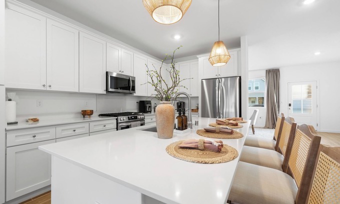 Greenacres House | Bakersfield New NW Home – Fully Furnished & Ready. Upscale + Kitchen Amenities