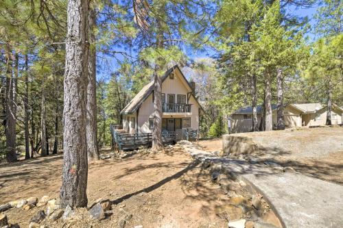 Glencoe House | Balcony and Forest Views Cabin in Pioneer!