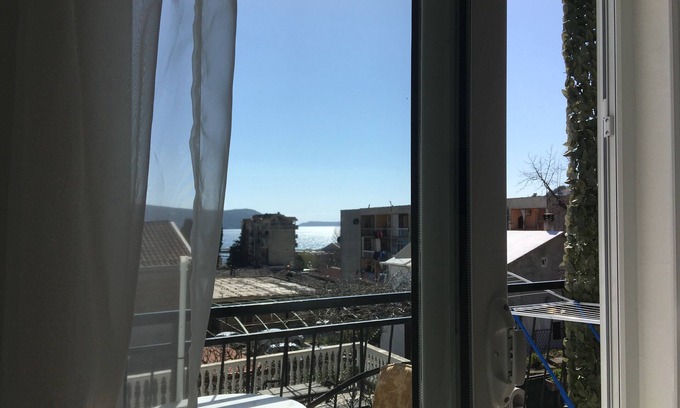 Meljine Apartment | Balcony with Sea view, 5 min Walk to the Beach, Wi-Fi, Aircon, Parking