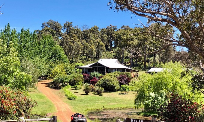 Balingup Apartment | Balingup Camellia Suite - Marian Ponds. Beautiful gardens and swimming poolnn