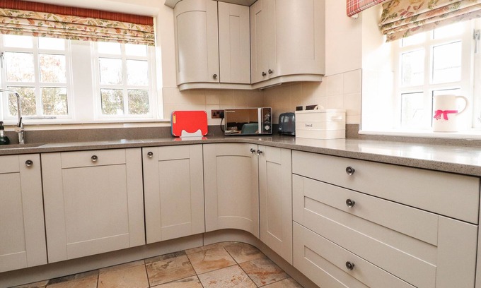 Dolphinholme Cottage | BALLOO, pet friendly, with a garden in Lancaster