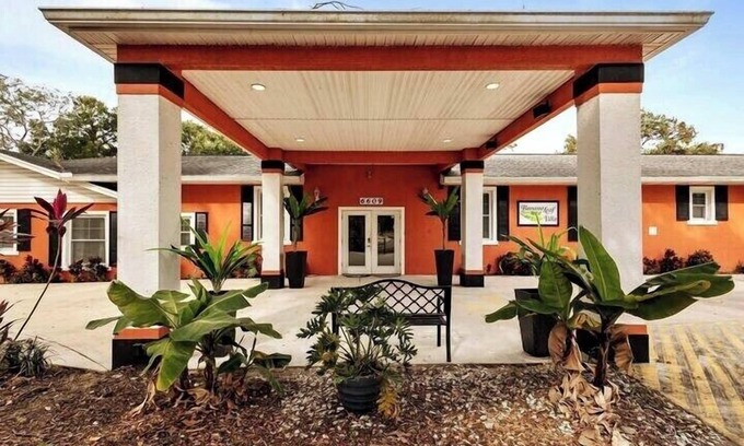 Orlovista Hotel | Banana Leaf Villa-Vintage Vibes Premium Room