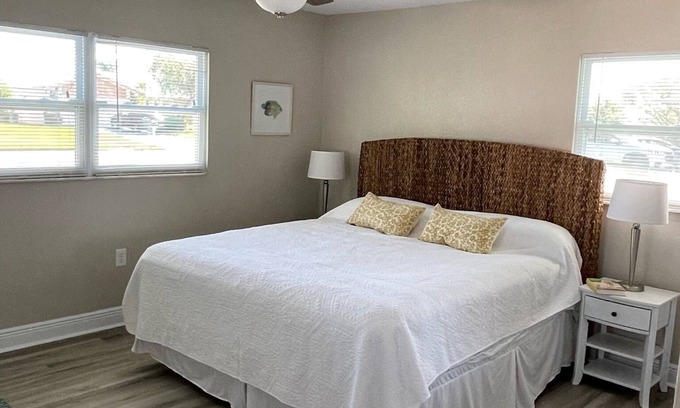 Flor-a-mar House | Barb’s Bungalow! Lakefront with golf cart