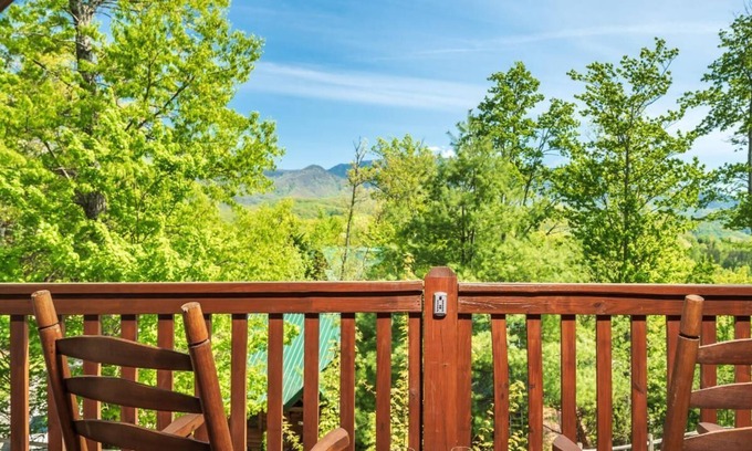 Black Bear Falls Cabin | BARE HUGS! 1BR Log Cabin w/Hot Tub, Pool Table, Arcade, Leather, new Appliances!