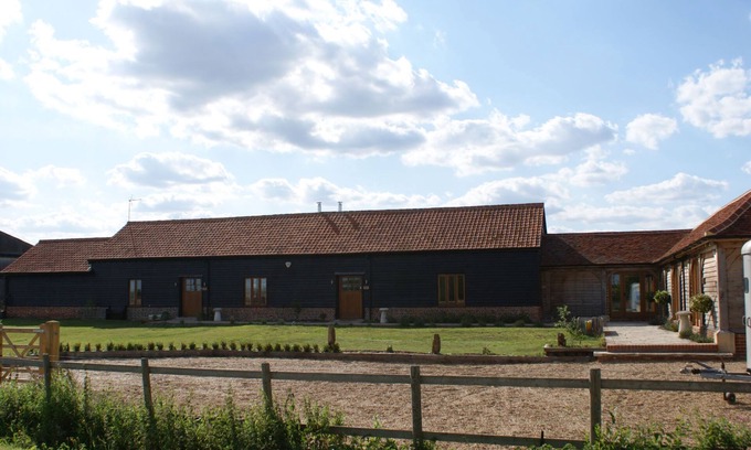 Maldon House | Barley Barn with antique superking bed, jacuzzi bath & walk in shower