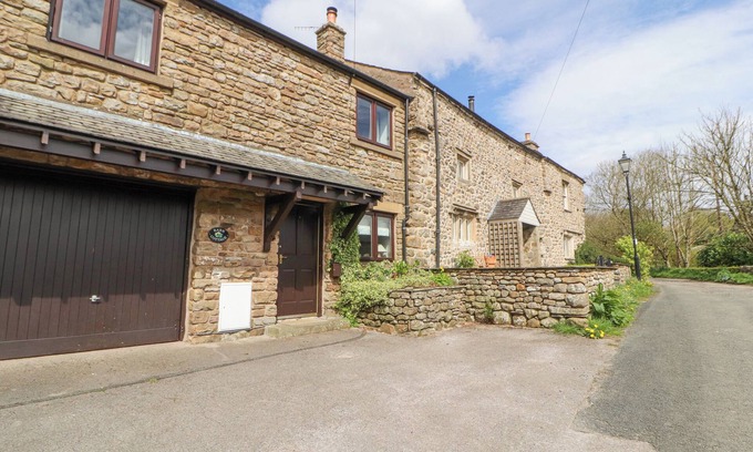 Leck Cottage | BARN COTTAGE, pet friendly, character holiday cottage in Ingleton