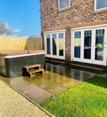 Storwood House | Barn near York with hot tub - Perfect for Groups and Families