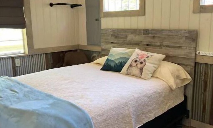 Tiger House | Barn Owl Villa North, Cozy , dog friendly, fire pit.