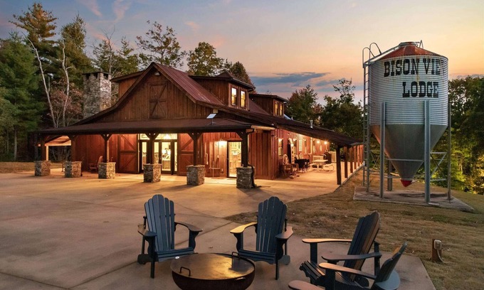 Helen House | Barndominium near Helen - Pickleball and More!