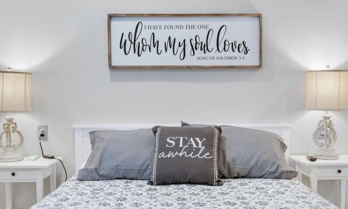 Berlin Apartment | Barnwood Suite · Romantic getaway on Main Street - Barnwood Suite