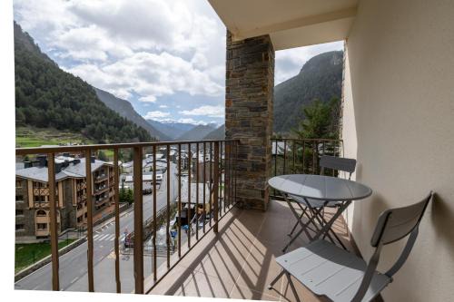 Arinsal Apartment | Barthe Holidays I Apartamento Moderno en Arinsal 4PAX a pie de pistas I Balcón con vistas impresionantes al valle y parking I Guineu