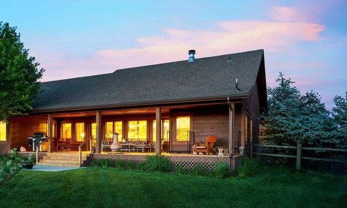 Victor House | Basecamp Stays: Upscale, Hot Tub, Wildlife, Views!