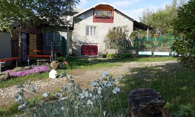 Vyzhnytsya House | Bat'kivska Hata