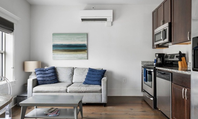 Downtown Charleston Apartment | Battery Suite | In the Heart of King Street!