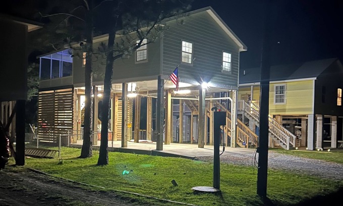 Shoreline Park House | Bay Breeze Bliss~ Hot Tub, Bar & Canal~ 5mi To Beach!