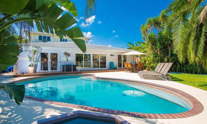 Clearwater Beach House | Bay Breeze House Waterfront home with pool