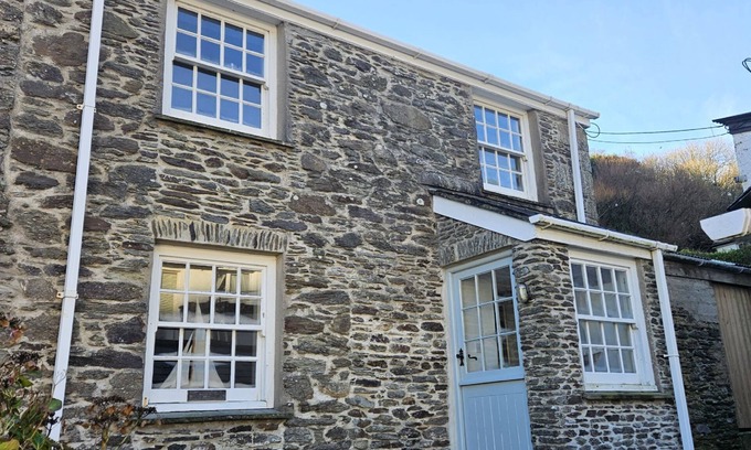 Portloe Cottage | Bay Cottage - a cottage that sleeps 6 guests in 3 bedrooms