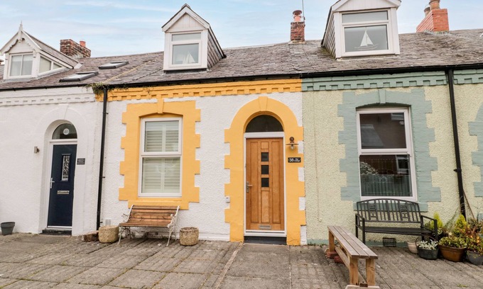 Cullercoats Cottage | BAY COTTAGE, pet friendly, country holiday cottage in Cullercoats